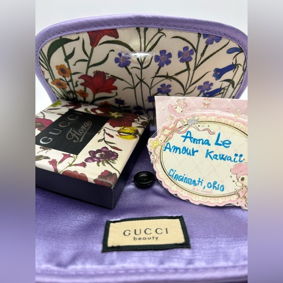 Gucci Round metal mirror with detail floral outside, and purple make up pouch - Picture 8 of 14